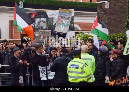 London, Großbritannien. Dezember 2023. Propalästinensische Demonstranten versammeln sich vor der Residenz der israelischen Botschafterin Tzipi Hotovely, nachdem sie Kommentare abgegeben hatte, die die zwei-Staaten-Lösung abgelehnt hatten. Quelle: Vuk Valcic/Alamy Live News Stockfoto