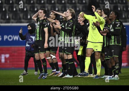 Die Spieler von Cercle feiern, nachdem sie ein Fußballspiel zwischen OH Leuven und Cercle Brugge gewonnen haben, am Samstag, den 16. Dezember 2023 in Leuven, am 18/30. Tag der ersten Liga der Jupiler Pro League 2023-2024. BELGA FOTO JOHAN EYCKENS Stockfoto