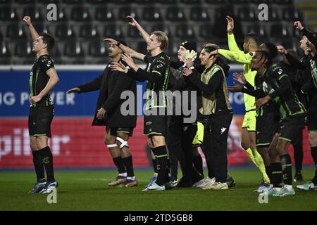 Die Spieler von Cercle feiern, nachdem sie ein Fußballspiel zwischen OH Leuven und Cercle Brugge gewonnen haben, am Samstag, den 16. Dezember 2023 in Leuven, am 18/30. Tag der ersten Liga der Jupiler Pro League 2023-2024. BELGA FOTO JOHAN EYCKENS Stockfoto