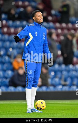 Youssef Chermiti 28# vom Everton Football Club wärmt sich vor dem Spiel auf, während des Premier League-Spiels Burnley gegen Everton in Turf Moor, Burnley, Großbritannien, 16. Dezember 2023 (Foto: Cody Froggatt/News Images) in Burnley, Großbritannien am 16. Dezember 2023. (Foto: Cody Froggatt/News Images/SIPA USA) Stockfoto