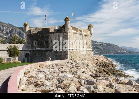 Menton, Frankreich - 16. März 2008: Die Bastion (1619), heute Teil des Jean-Cocteau-Museums. An der französisch-italienischen Grenze gelegen, ist Menton gut-kno Stockfoto