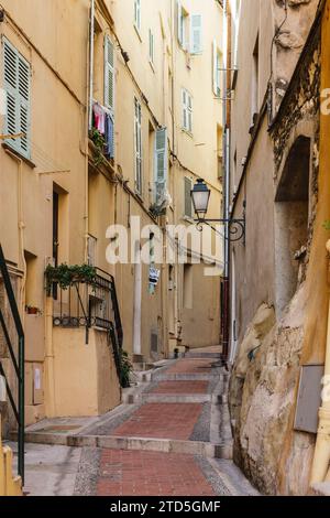 Menton, Frankreich - 16. März 2008: Straße in der Altstadt. Menton liegt an der französisch-italienischen Grenze und ist bekannt als „die Perle Frankreichs“. Stockfoto