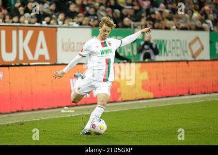 Augsburg, Deutschland 16. Dezember 2023: 1. BL - 2023/2024 - FC Augsburg vs. Borussia Dortmund im Bild: Robert Gumny (FC Augsburg) /// DFL-Vorschriften verbieten jede Verwendung von Fotografien als Bildsequenzen und/oder Quasi-Video. /// Stockfoto