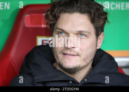 AUGSBURG, Deutschland - 16. Dezember 2023: Trainer: Trainer; Edin TERZIC während des Bundesliga-Fußballspiels zwischen dem FC AUGSBURG und dem BVB Borussia DORTMUND in der WWK Arena in Augsburg am 16. Dezember. Dezember 2023 , Deutschland. DFL, Fussball, (Foto und Copyright bei ATP Images / Arthur THILL (THILL Arthur / ATP / SPP) Stockfoto