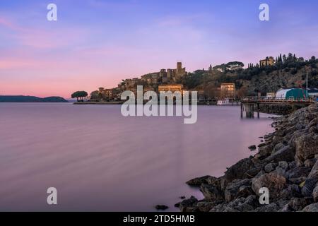 Das Dorf Passignano auf einem Hügel spiegelt sich im See Trasimeno in Umbrien, Italien Stockfoto