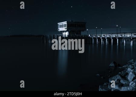 Das Dorf Passignano auf einem Hügel spiegelt sich im See Trasimeno in Umbrien, Italien Stockfoto