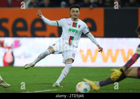 Augsburg, Deutschland 16. Dezember 2023: 1. BL - 2023/2024 - FC Augsburg vs. Borussia Dortmund im Bild: Ruben Vargas (FC Augsburg) /// DFL-Vorschriften verbieten jede Verwendung von Fotografien als Bildsequenzen und/oder Quasi-Video. /// Stockfoto