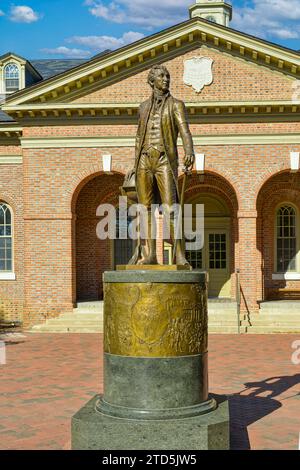 Tucker Hall mit einer Statue von James Monroe davor auf dem Campus des William & Mary College in Williamsburg, Virginia Stockfoto