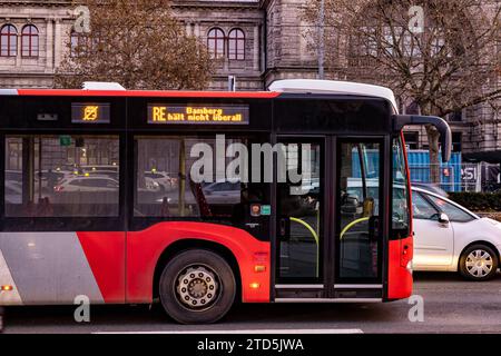 Der Bus für den Schienersatzverkehr von Nürnberg nach Bamberg steht vor dem Nürnberger Hauptbahnhof im Stau. Für die Streckensperrung zwischen Nürnberg über führt und Erlangen nach Bamberg hat die Deutsche Bahn zahlreiche Busse für den Ersatzverkehr beauftragt. *** Der Bus für den Schienenersatzdienst Nürnberg–Bamberg steckt vor dem Nürnberger Hauptbahnhof in einem Stau fest die Deutsche Bahn hat zahlreiche Busse für den Ersatzdienst für die Streckenstilllegung zwischen Nürnberg über führt und Erlangen nach Bamberg 20231216-6V2A5633-Bearbeitet in Auftrag gegeben Stockfoto