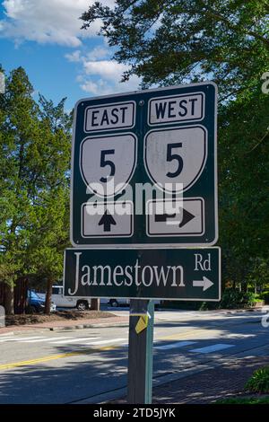 Straßenschild, das auf E und W 5 und Jamestown Road in Williamsburg, Virginia, zeigt Stockfoto