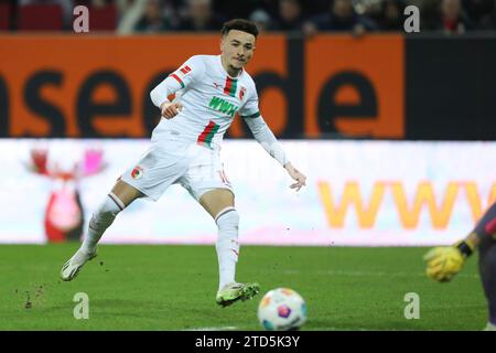 Augsburg, Deutschland 16. Dezember 2023: 1. BL - 2023/2024 - FC Augsburg vs. Borussia Dortmund im Bild: Ruben Vargas (FC Augsburg) /// DFL-Vorschriften verbieten jede Verwendung von Fotografien als Bildsequenzen und/oder Quasi-Video. /// Stockfoto