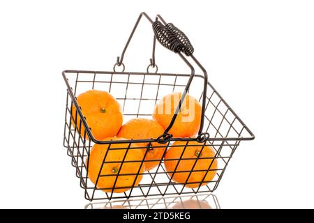 Mehrere saftige süße Mandarinen in einem Korb, Makro, isoliert auf weißem Hintergrund. Stockfoto