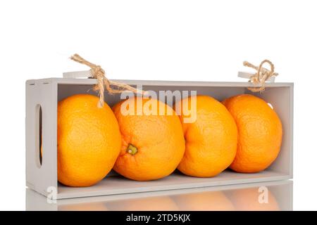 Mehrere saftige süße Mandarinen in einer Holzkiste, Makro, isoliert auf weißem Hintergrund. Stockfoto