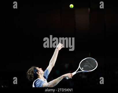 Dezember 2023; Excel Centre, Newham, London, England; Ultimate Tennis Showdown Grand Final Day 2; Alexander Bublik (der Bublik-Feind) Service für Holger Rune (den Wikinger) Stockfoto