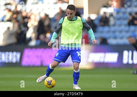 Pol Valentín #14 von Sheffield Wednesday während des Vorspiels vor dem Sky Bet Championship Match Sheffield Wednesday gegen Queens Park Rangers in Hillsborough, Sheffield, Großbritannien, 16. Dezember 2023 (Foto: Craig Cresswell/News Images). In , am 16.12.2023. (Foto: Craig Cresswell/News Images/SIPA USA) Stockfoto