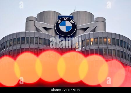 BMW-Logo am BMW-Turm beim Werksrundgang von Bundeskanzler Olaf Scholz SPD im BMW Group Werk München. Themenbild, Symbolbild München, 05.12.2023 Bayern Deutschland *** BMW-Logo auf dem BMW-Turm während der Werksführung von Bundeskanzler Olaf Scholz SPD im BMW Group Werk München Themenbild, Symbolbild München, 05 12 2023 Bayern Deutschland Copyright: XDwixAnoraganingrumx Stockfoto