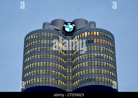 BMW-Logo am BMW-Turm beim Werksrundgang von Bundeskanzler Olaf Scholz SPD im BMW Group Werk München. Themenbild, Symbolbild München, 05.12.2023 Bayern Deutschland *** BMW-Logo auf dem BMW-Turm während der Werksführung von Bundeskanzler Olaf Scholz SPD im BMW Group Werk München Themenbild, Symbolbild München, 05 12 2023 Bayern Deutschland Copyright: XDwixAnoraganingrumx Stockfoto