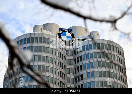 BMW-Logo am BMW-Turm beim Werksrundgang von Bundeskanzler Olaf Scholz SPD im BMW Group Werk München. Themenbild, Symbolbild München, 05.12.2023 Bayern Deutschland *** BMW-Logo auf dem BMW-Turm während der Werksführung von Bundeskanzler Olaf Scholz SPD im BMW Group Werk München Themenbild, Symbolbild München, 05 12 2023 Bayern Deutschland Copyright: XDwixAnoraganingrumx Stockfoto