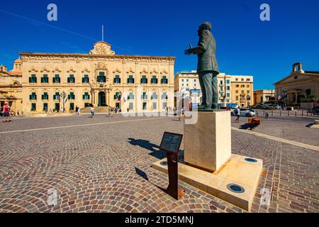 Noel Galea Basons Bronzestatue von 2018 des Vorsitzenden der Labour Party, Dom Mintoff, auf dem Castille-Platz von Valletta, Maltas 8. Premierminister. Stockfoto