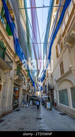 Eine Einkaufsstraße in Valletta mit fließenden Bändern. Stockfoto