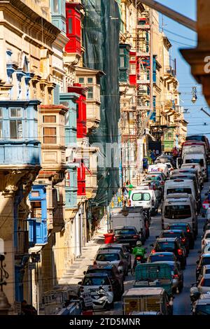 In den überfüllten, steilen Straßen von Valletta staus der Verkehr Stockfoto