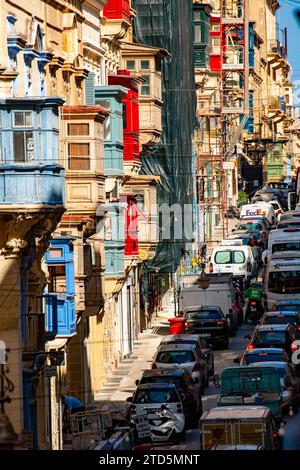 In den überfüllten, steilen Straßen von Valletta staus der Verkehr Stockfoto