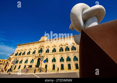 Die Statue des Migrationsgipfels in Valletta, Malta. 2015 trafen sich führende Politiker aus Afrika und Europa, um die Migrationskrise zu erörtern. Stockfoto