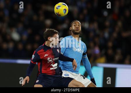 Cagliaris italienischer Stürmer Gaetano Oristanio tritt am 16. Dezember 2023 im Diego Armando Maradona Stadion in Neapel mit dem schwedischen Mittelfeldspieler Jens-Lys Michel Cajuste in der Serie A gegen den SSC Napoli gegen Cagliari in den Ball. Stockfoto