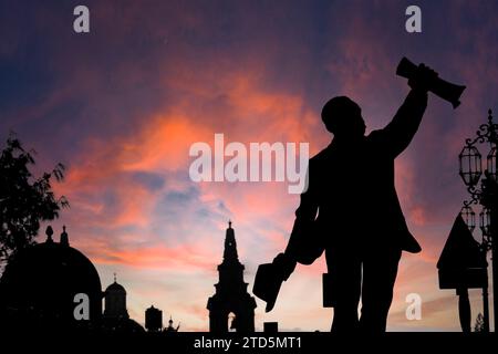 Eine Statue von Manwel Dimech (1860-1921) vor der Auberge de Castille, Castille Square, Valletta, Malta Stockfoto