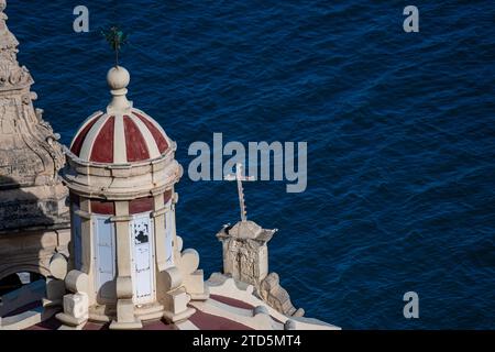 Dom und Kreuz der Kirche unserer Lieben Frau von Liasse in Valletta, Malta Stockfoto