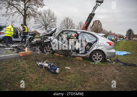 Schwerer Unfall Auf Der B93 Bei Altenburg Hydraulisches Rettungsgerät ...