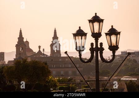 Valletta am späten Nachmittag mit der Pfarrkirche St. Publius in der Ferne Stockfoto