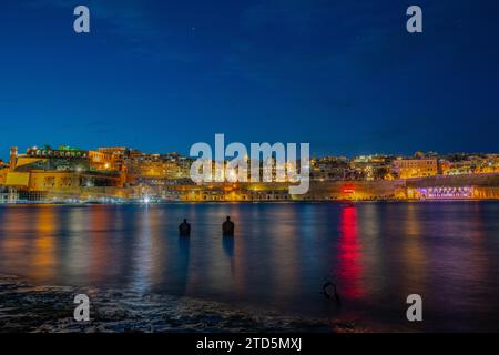 Valletta in der Abenddämmerung, aus Birgu, Malta Stockfoto