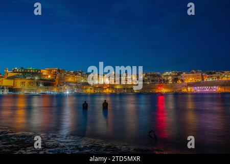 Valletta in der Abenddämmerung, aus Birgu, Malta Stockfoto