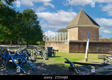 The Magazine and Guardhouse auf dem Grün der Duke of Gloucerster Street in Colonial Williamsburg, Virgina Stockfoto