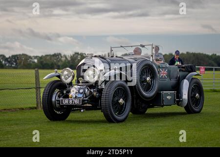 1935 Bentley Vanden Plas, ausgestellt auf der Race Day Airshow, die am 2. Oktober 2023 in Shuttleworth stattfand. Stockfoto