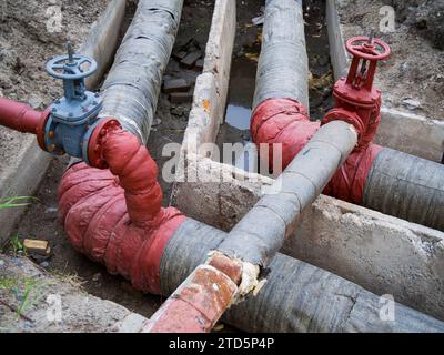 Neue Rohre und Armaturen für die städtische Heizungskommunikation Stockfoto