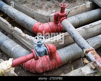 Reparierte Leitungen für die Kommunikation der städtischen Heizung Stockfoto