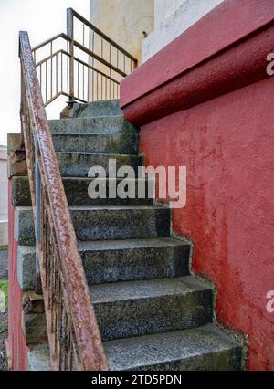 Die Treppe zum Eingang des Coquille River Lighthouse im Bullards Beach State Park in Oregon, USA Stockfoto