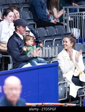 London, Großbritannien. Dezember 2023. Ben Maher beobachtet die Agria Lifetime Equide Snowflake Stakes auf der London International Horse Show am 16. Dezember 2023, London Excel Centre, Vereinigtes Königreich (Foto von Maxime David - MXIMD Pictures) Credit: MXIMD Pictures/Alamy Live News Stockfoto