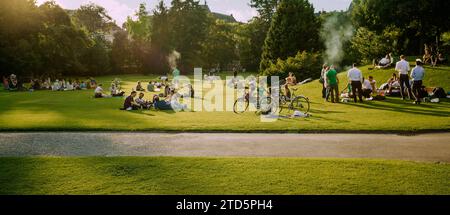 Lugano, Schweiz - 23. Juli 2014: Menschen in einem öffentlichen Park in Lugano, Schweiz Stockfoto