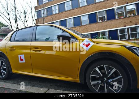 L-Schilder an einem Fahrzeug des Fahrers werden angezeigt, während der neue Fahrer lernt, bevor er seine Fahrprüfung bestanden hat. Stockfoto