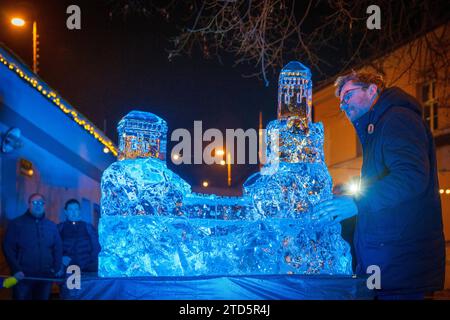 Liberec, Tschechische Republik. Dezember 2023. Die dritte jährliche Eisskulptur in Turnov am 16. Dezember 2023. Der Bildhauer schnitzte und schuf mit Hilfe einer Säge und Meißeln eine Statue eines der dominanten Merkmale des Böhmischen Paradieses - Trosky Castle - aus mehr als einer Tonne Eis an einem Tag. Wie lange es auf dem Hof dauert, hängt vom Wetter ab. Quelle: Radek Petrasek/CTK Photo/Alamy Live News Stockfoto