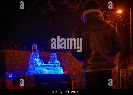 Liberec, Tschechische Republik. Dezember 2023. Die dritte jährliche Eisskulptur in Turnov am 16. Dezember 2023. Der Bildhauer schnitzte und schuf mit Hilfe einer Säge und Meißeln eine Statue eines der dominanten Merkmale des Böhmischen Paradieses - Trosky Castle - aus mehr als einer Tonne Eis an einem Tag. Wie lange es auf dem Hof dauert, hängt vom Wetter ab. Quelle: Radek Petrasek/CTK Photo/Alamy Live News Stockfoto