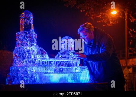 Liberec, Tschechische Republik. Dezember 2023. Die dritte jährliche Eisskulptur in Turnov am 16. Dezember 2023. Der Bildhauer schnitzte und schuf mit Hilfe einer Säge und Meißeln eine Statue eines der dominanten Merkmale des Böhmischen Paradieses - Trosky Castle - aus mehr als einer Tonne Eis an einem Tag. Wie lange es auf dem Hof dauert, hängt vom Wetter ab. Quelle: Radek Petrasek/CTK Photo/Alamy Live News Stockfoto