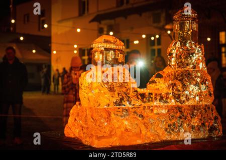 Liberec, Tschechische Republik. Dezember 2023. Die dritte jährliche Eisskulptur in Turnov am 16. Dezember 2023. Der Bildhauer schnitzte und schuf mit Hilfe einer Säge und Meißeln eine Statue eines der dominanten Merkmale des Böhmischen Paradieses - Trosky Castle - aus mehr als einer Tonne Eis an einem Tag. Wie lange es auf dem Hof dauert, hängt vom Wetter ab. Quelle: Radek Petrasek/CTK Photo/Alamy Live News Stockfoto