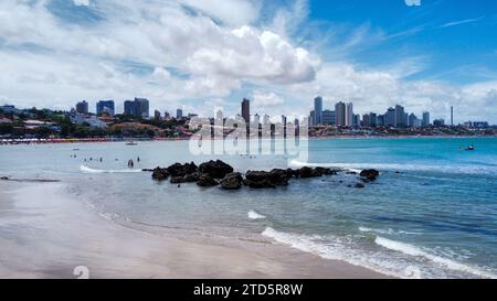 Wunderschöne Strände in Natal, Brasilien. Alle Farben des Strandes. Goldener Sand, kristallklares Meer, Palmen und Felsen Stockfoto