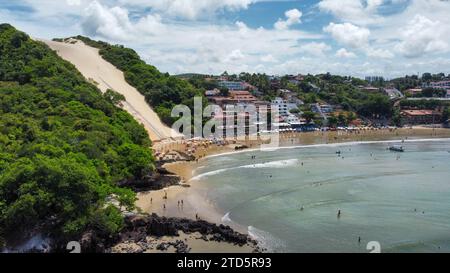 Wunderschöne Strände in Natal, Brasilien. Alle Farben des Strandes. Goldener Sand, kristallklares Meer, Palmen und Felsen Stockfoto