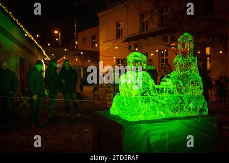 Liberec, Tschechische Republik. Dezember 2023. Die dritte jährliche Eisskulptur in Turnov am 16. Dezember 2023. Der Bildhauer schnitzte und schuf mit Hilfe einer Säge und Meißeln eine Statue eines der dominanten Merkmale des Böhmischen Paradieses - Trosky Castle - aus mehr als einer Tonne Eis an einem Tag. Wie lange es auf dem Hof dauert, hängt vom Wetter ab. Quelle: Radek Petrasek/CTK Photo/Alamy Live News Stockfoto