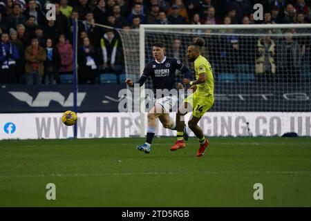 LONDON, ENGLAND - 16. DEZEMBER: Während des Sky Bet Championship-Spiels zwischen Millwall und Huddersfield Town am 16. Dezember 2023 in London. (Foto: Dylan Hepworth/MB Media) Stockfoto